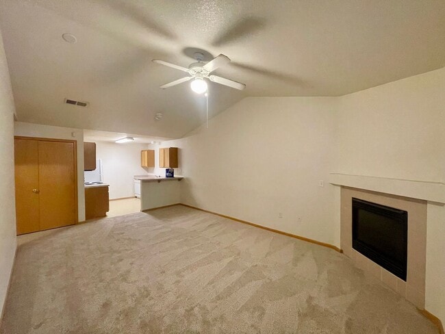 Building Photo - 2 Bed, 2 Bath Condo Near CSU!
