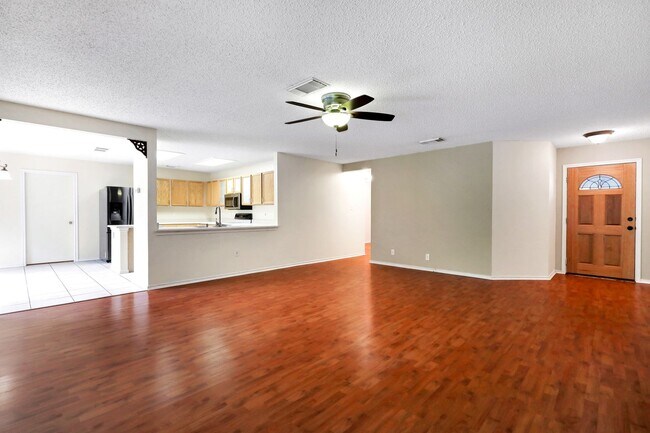 Foto del edificio - Modern 3-Bedroom Home Near Medical Center with Open Layout, Covered Patio, and More!