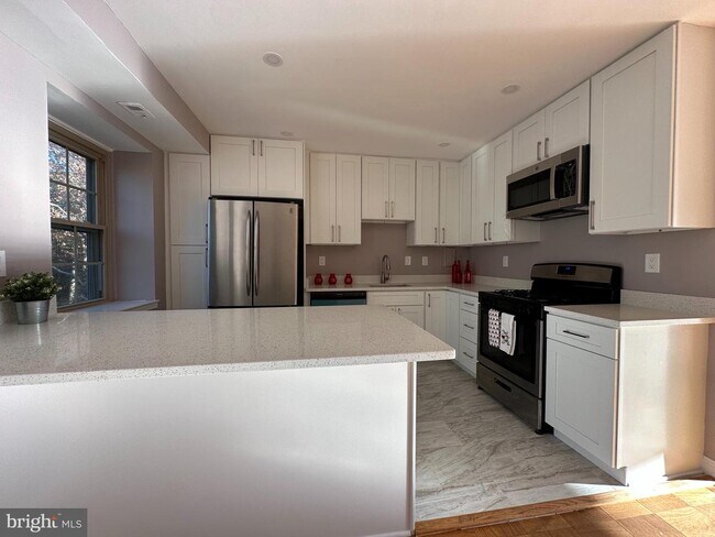 Foto del edificio - 6012 Westchester Park Dr
