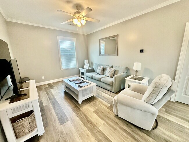 Building Photo - One Bedroom Furnished Garage Apartment in Bluffton Park!