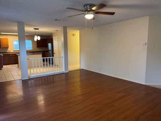 Foto del edificio - 8251 Sunshine Trail Dr