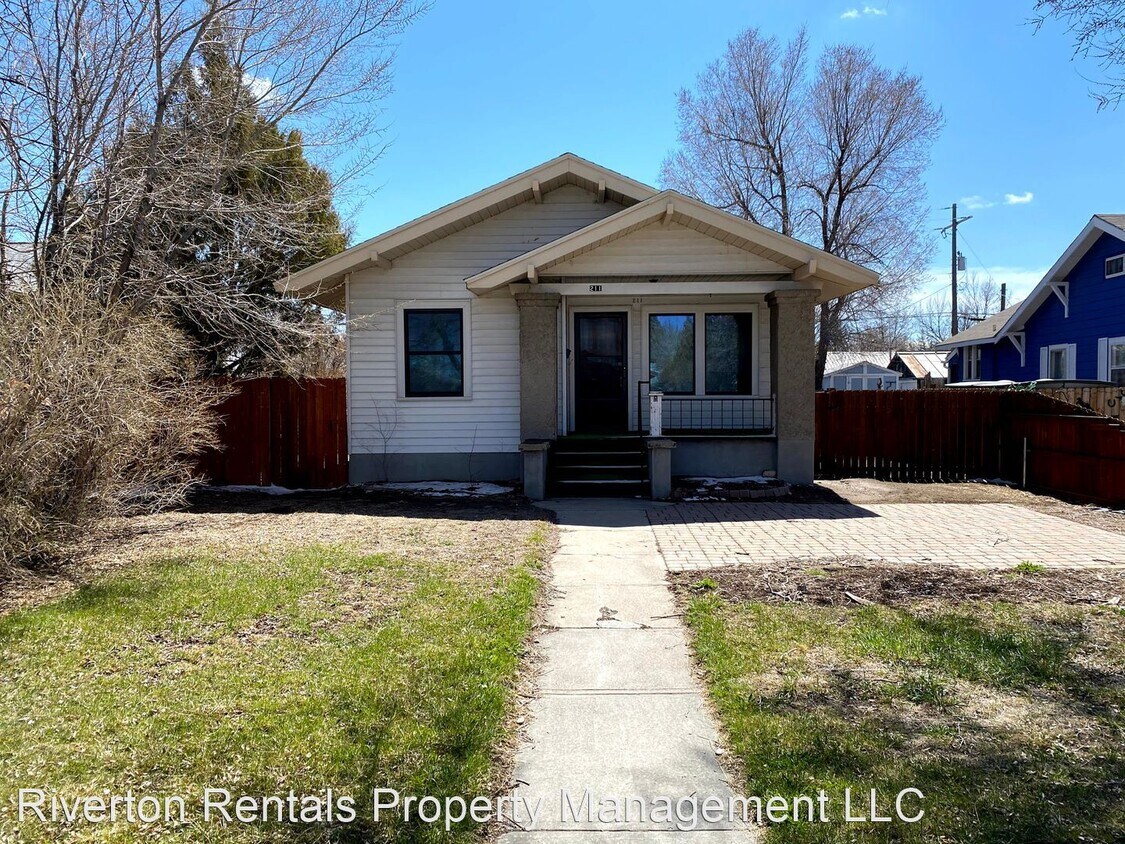 Primary Photo - 2 br, 2 bath House - 211 E Adams Ave.