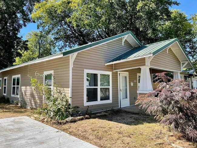 Building Photo - 318 7th Ave NW