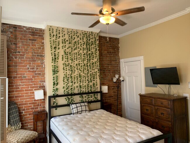 Building Photo - 53 Hereford St