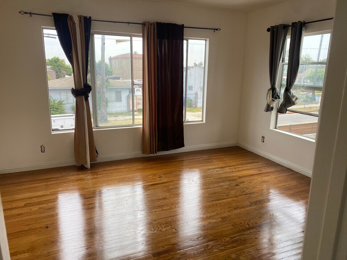 Living room - 7215 S Van Ness Ave