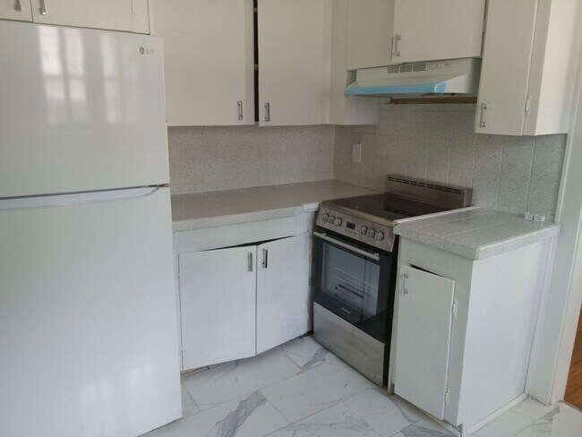 Building Photo - 322 College St Unit A