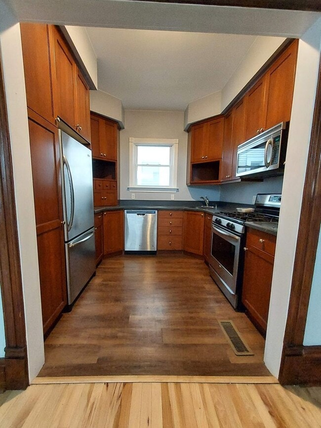 Building Photo - Large Mainfloor Duplex (1 Bed)