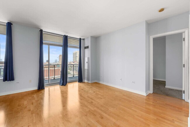 Foto del edificio - 330 W Grand Ave