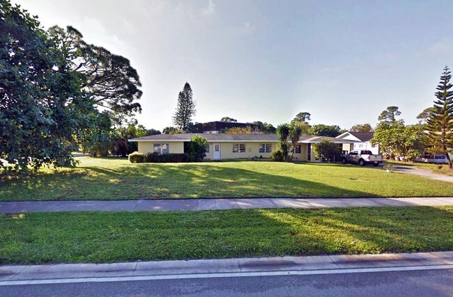 Building Photo - 820 NW River Shores Blvd