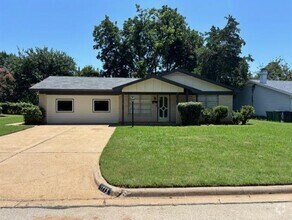 Building Photo - 1713 Westcrest Dr