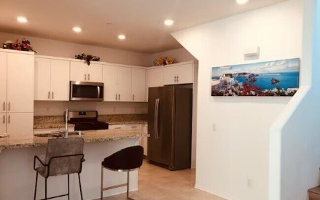Building Photo - Stylish 5 Bed/3 Bath Townhome In The Heart...