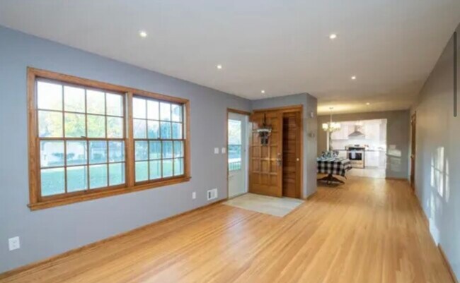 Foto del edificio - 8725 W Bush Lake Rd