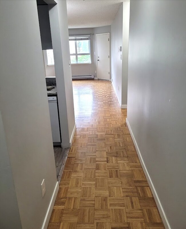 Building Photo - 921 Thurlow St