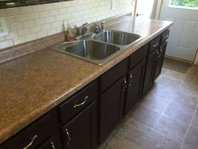 Foto del edificio - $1475 Charming, remodeled 3-Bed/1-Bath 952...
