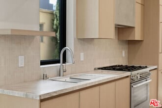 Building Photo - 426 Arnaz Dr