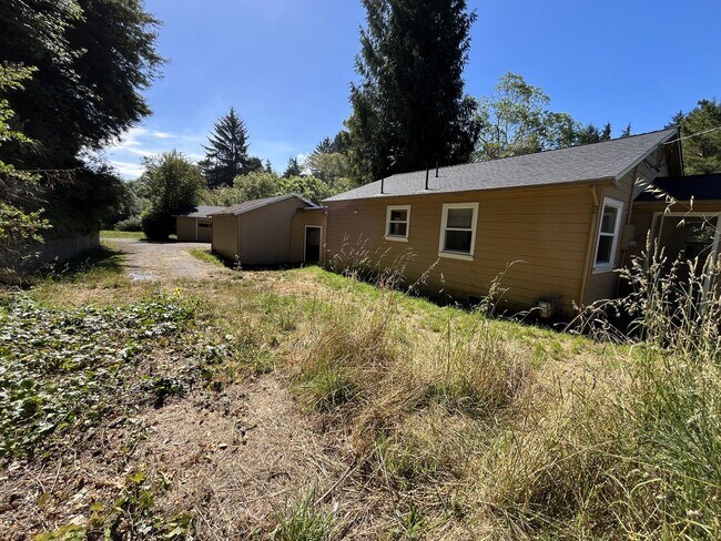 Foto del edificio - Pet-Friendly Private Home On Large Lot With Detached Garage!