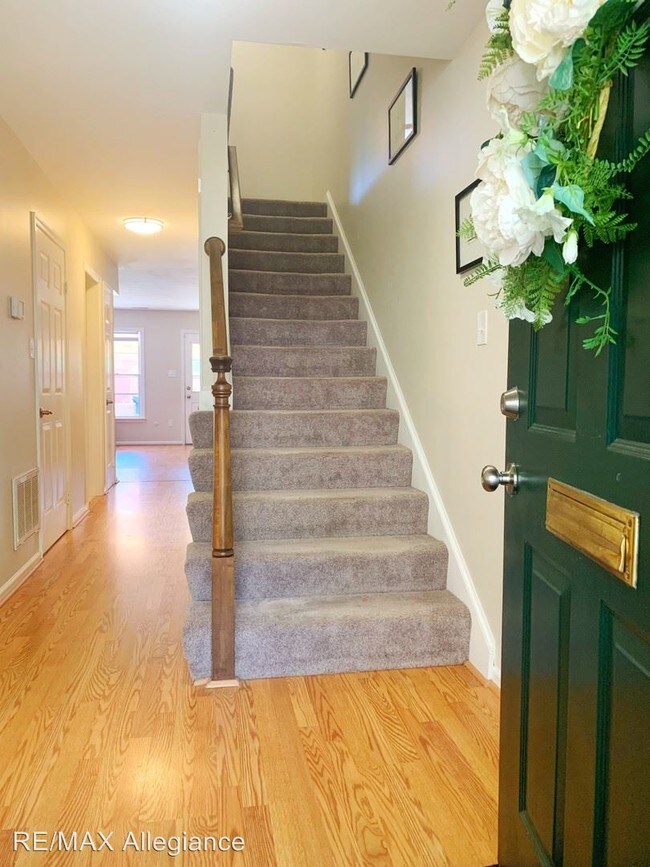 Building Photo - 2 br, 1.5 bath House - 1018 LLEWELLYN MEWS