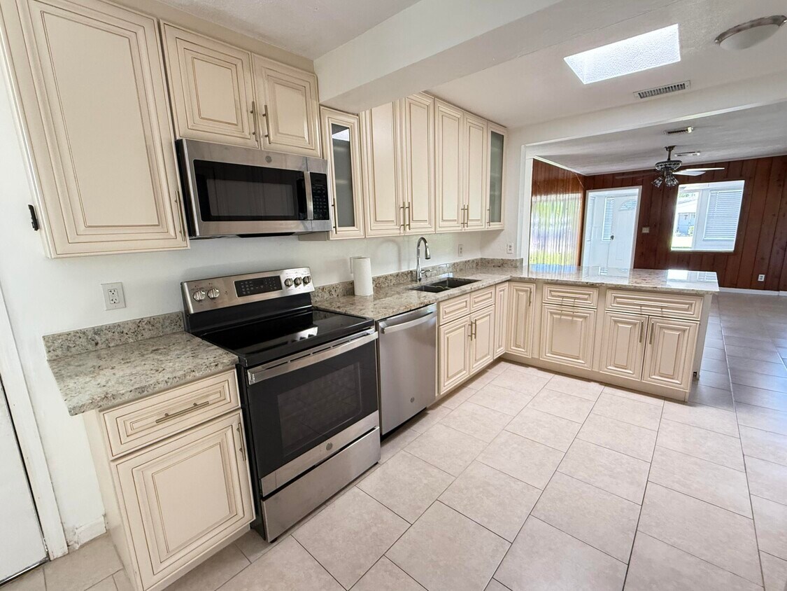 Foto principal - 2877 Seminole Rd