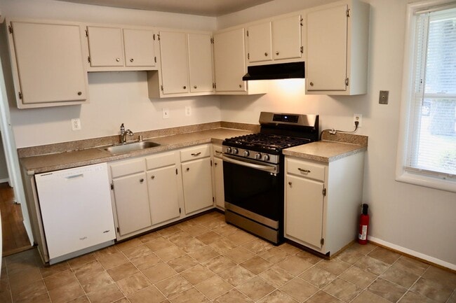 Building Photo - Very Cute 3 bedroom just 7 Minutes to Twin...