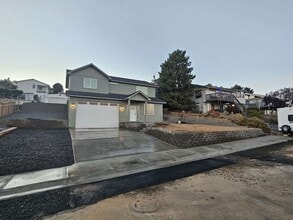 Building Photo - 437 Strand Rd