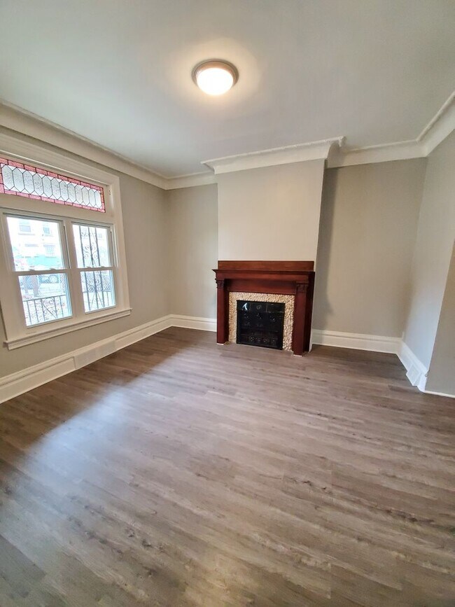 Building Photo - Available MAY 1st 2024 - 3 Bedroom, 2 Bath...