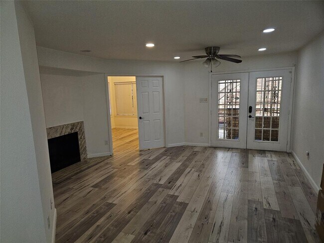 Foto del edificio - 2425 Holly Hall St