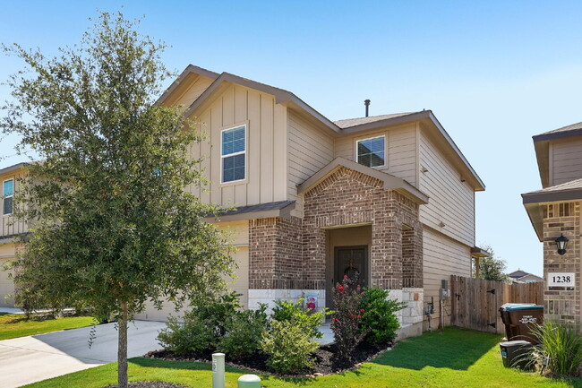 Building Photo - "Charming 3-Bed Oasis with Granite Touches...