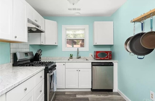 Building Photo - Charming 3-Bedroom Downtown Home with Back...