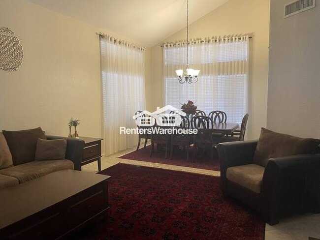 Building Photo - Hillcrest Beauty 4bed 3bath P00L Grass Bac...