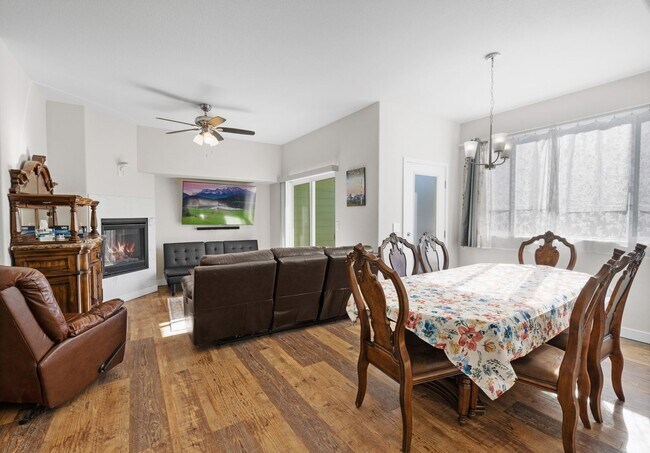 Foto del edificio - Great Location Woodland Park Townhome!