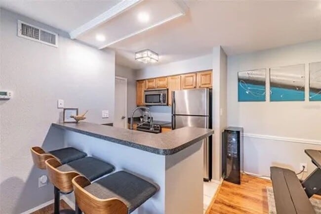 Building Photo - Beautiful 2 bedroom, 2 bathroom condo!