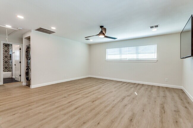 Building Photo - Great 2 bedroom upstairs unit - Available ...