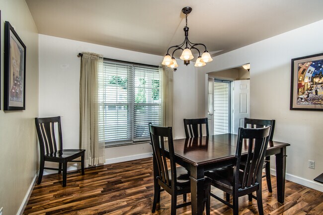 Foto del edificio - 1620 Dahlia Ct