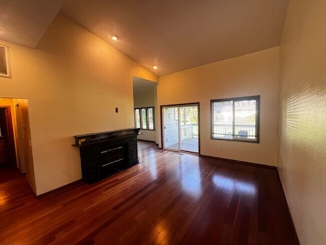 Building Photo - Condo with a golf course view