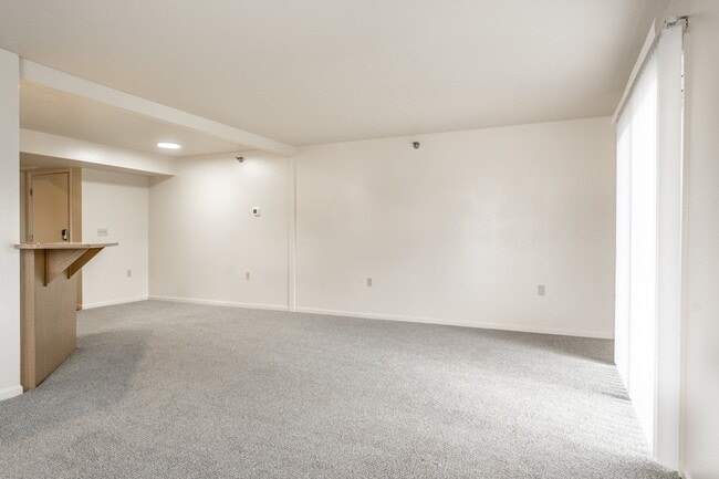 Building Photo - Huntington Cove Apartments