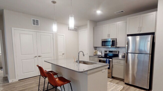 Foto del edificio - 2 Bed w/ $1,000 Gift Card + 6 Weeks Free —...