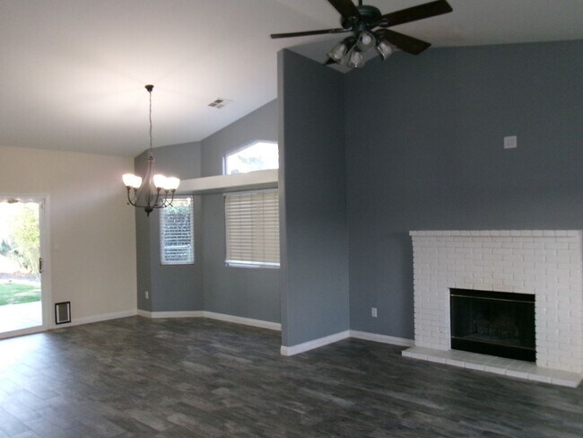 Building Photo - NW-WITH POOL !