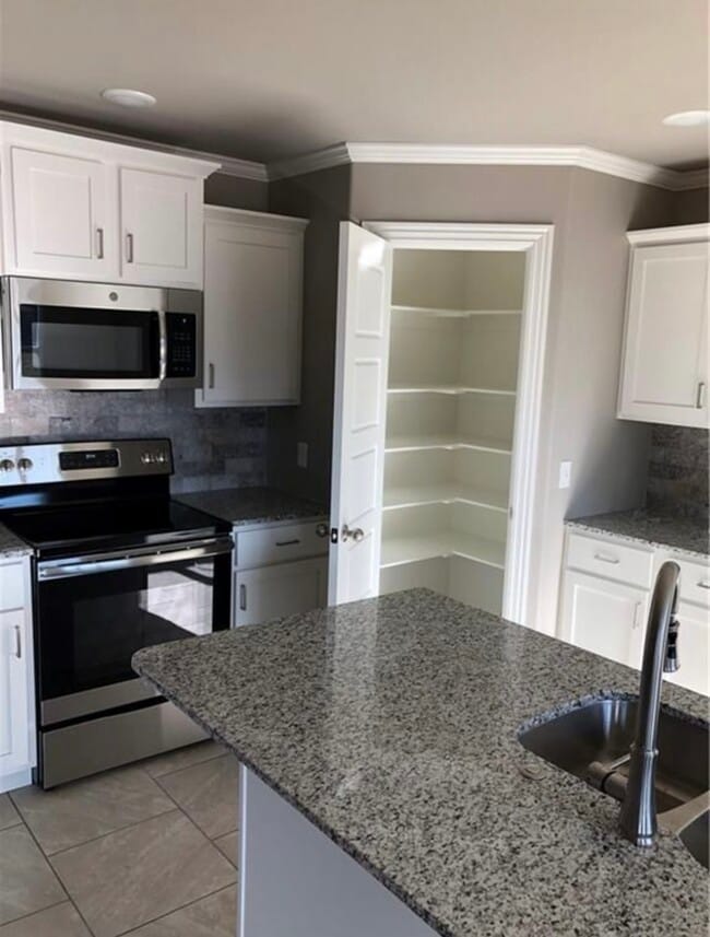 Building Photo - 746 Roselawn St