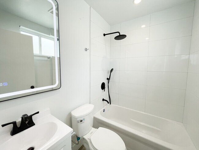 Foto del edificio - 1254 W 37th St