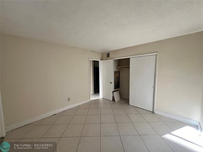 Building Photo - 612 NE 29th Dr