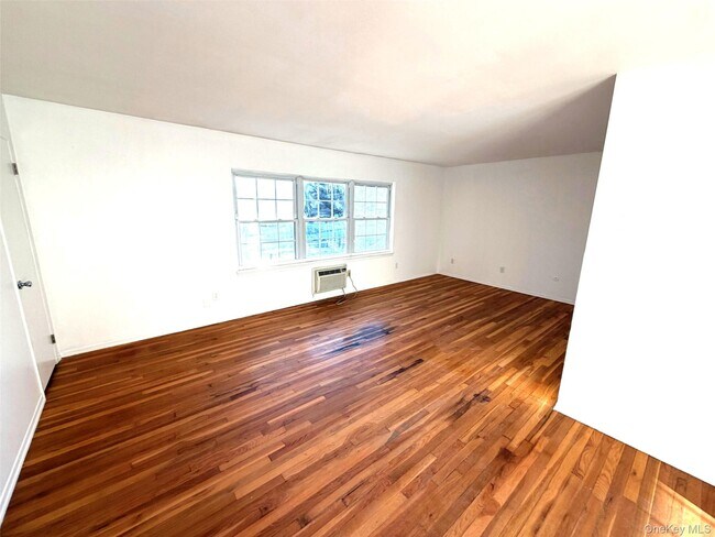 Building Photo - 5 Wildwood Dr