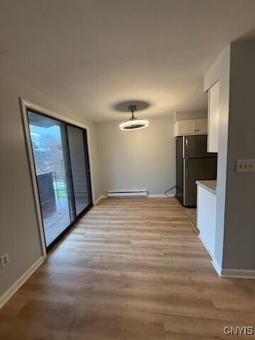 Foto del edificio - 328 Village Blvd N