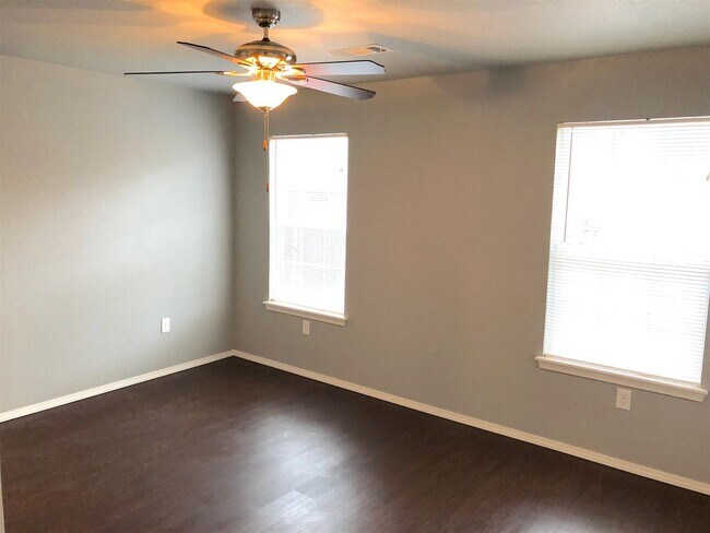 Building Photo - 3 bed 2 bath duplex in Alma.