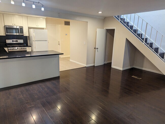Building Photo - 920 Fruitdale Pl