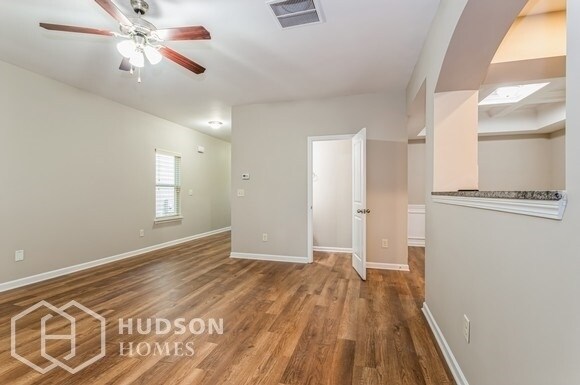Foto del edificio - NOW AVAILABLE! - 711 Sweet Ashley Way, Log...