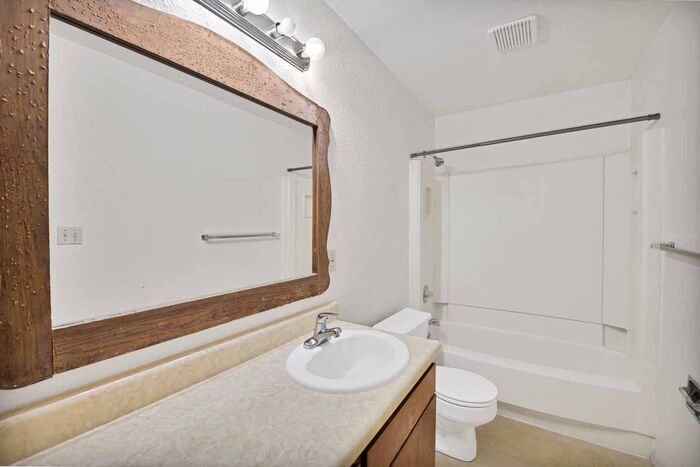 Foto principal - Cozy 1-Bedroom Apartment on a Quiet Clifto...