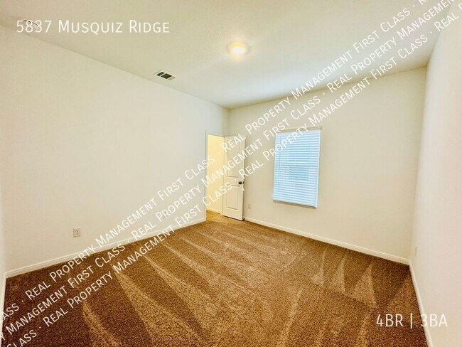 Foto del edificio - 5837 Musquiz Rdg