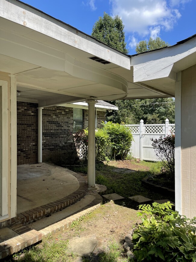 Courtyard/additional outdoor space off of porch - 21 Bannister Ln