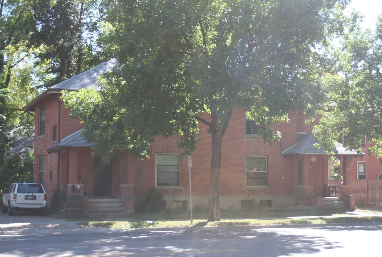 Building Photo - 221-223 W Mulberry St