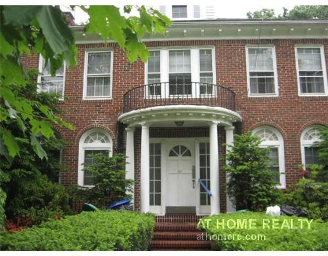 Primary Photo - Spacious 4 Bed Right In Chestnut Hill